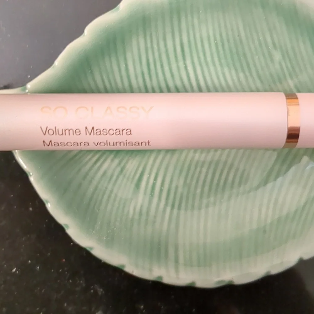 Volumizing Mascara - Picture 4 of 4